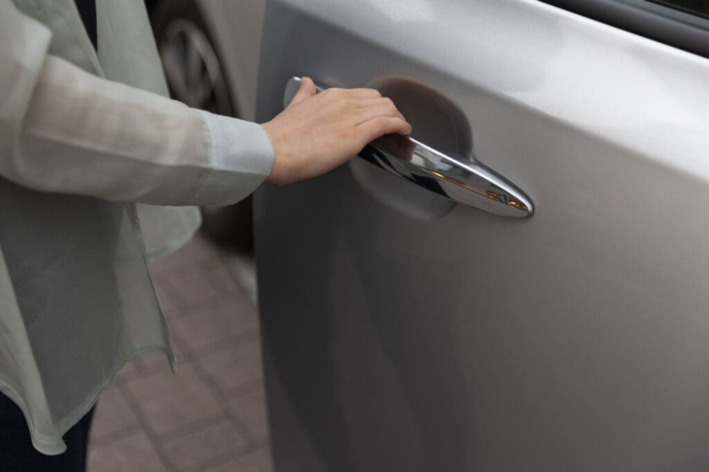 otwieranie samochodu elektrycznego